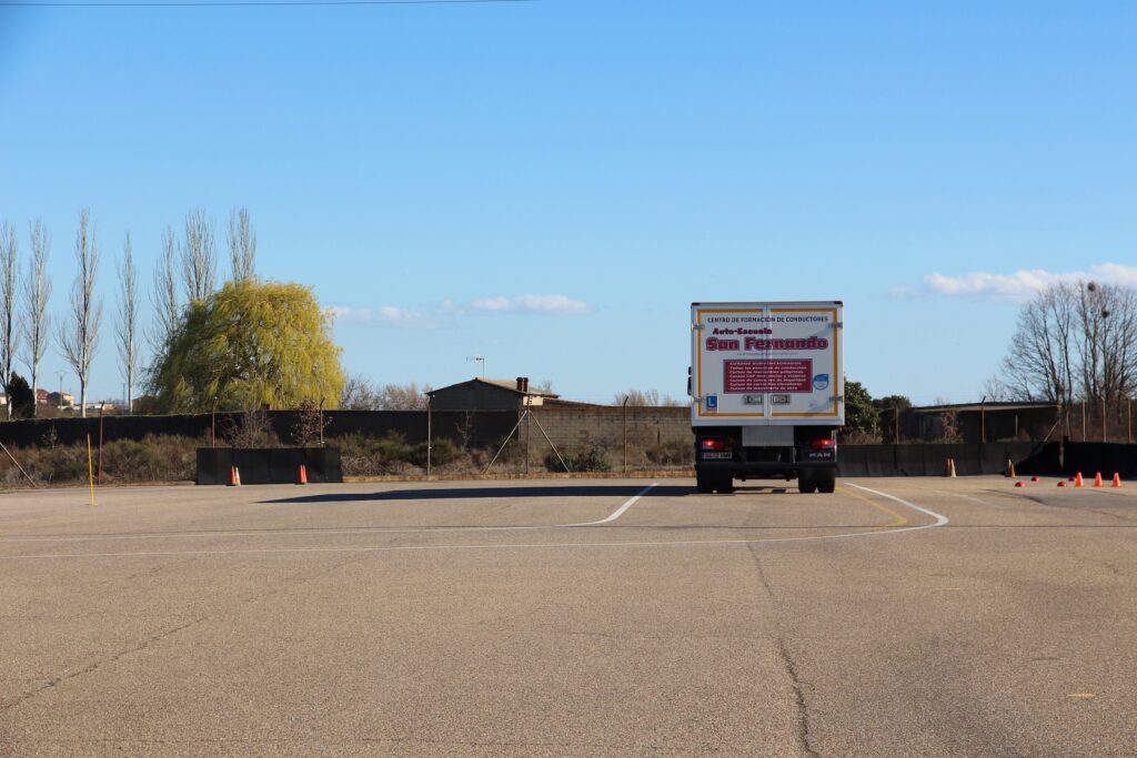 Pista con camion aparcado